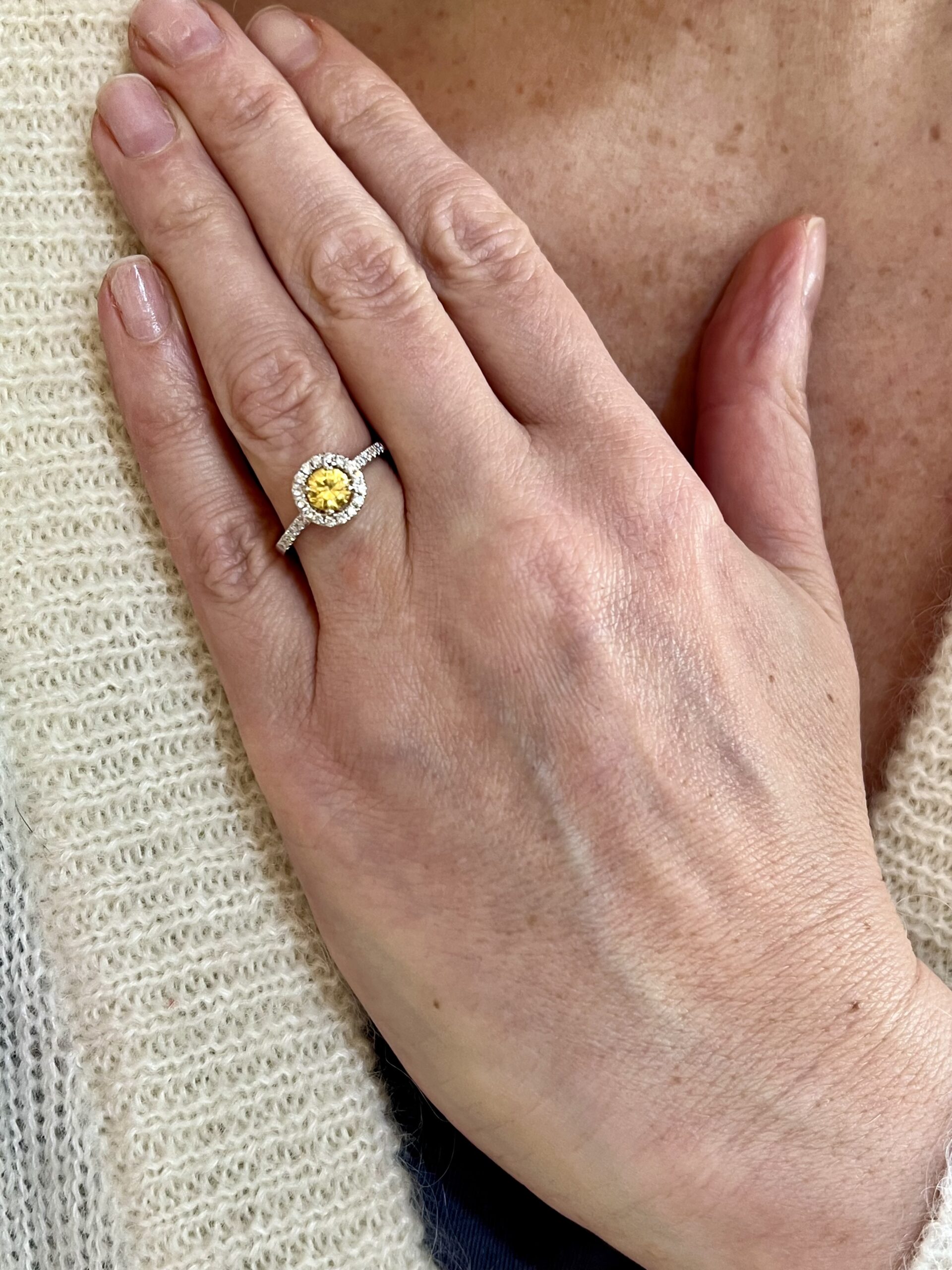 Bague Marguerite Saphir Jaune 0.67 Carats Diamants Or Gris 18 Carats - Les Pierres de Julie – Image 4