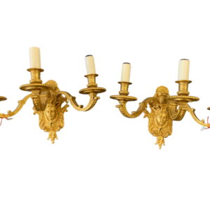 Paire d'appliques de style Louis XIV à trois bras de lumière, motif de masques