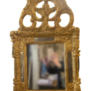 Petit miroir à parclose en bois sculpté et doré, France milieu du XVIIIe siècle.