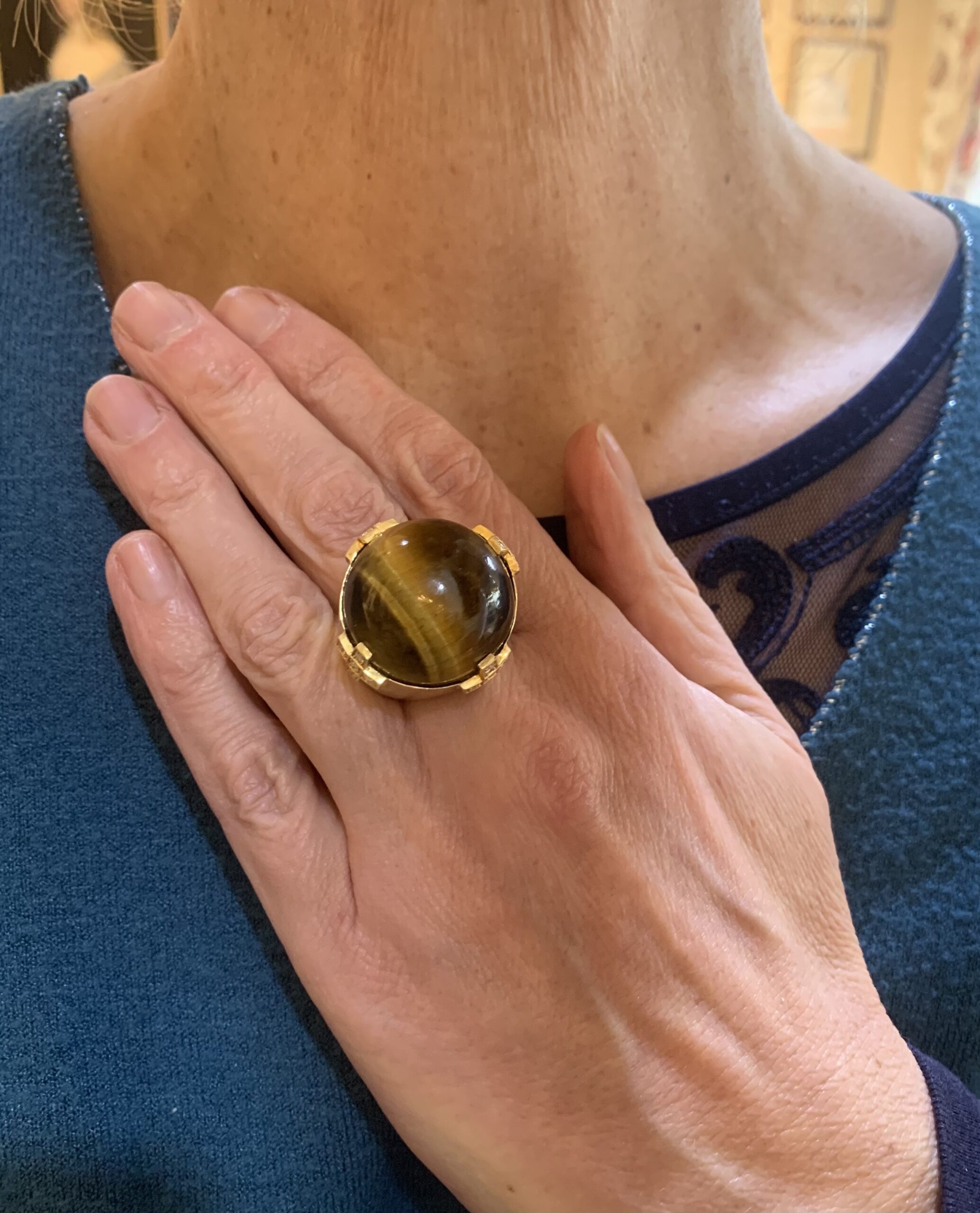 Bague Cocktail Cabochon Œil de Tigre 87 Carats Diamants Or Jaune 18 Carats – Image 4