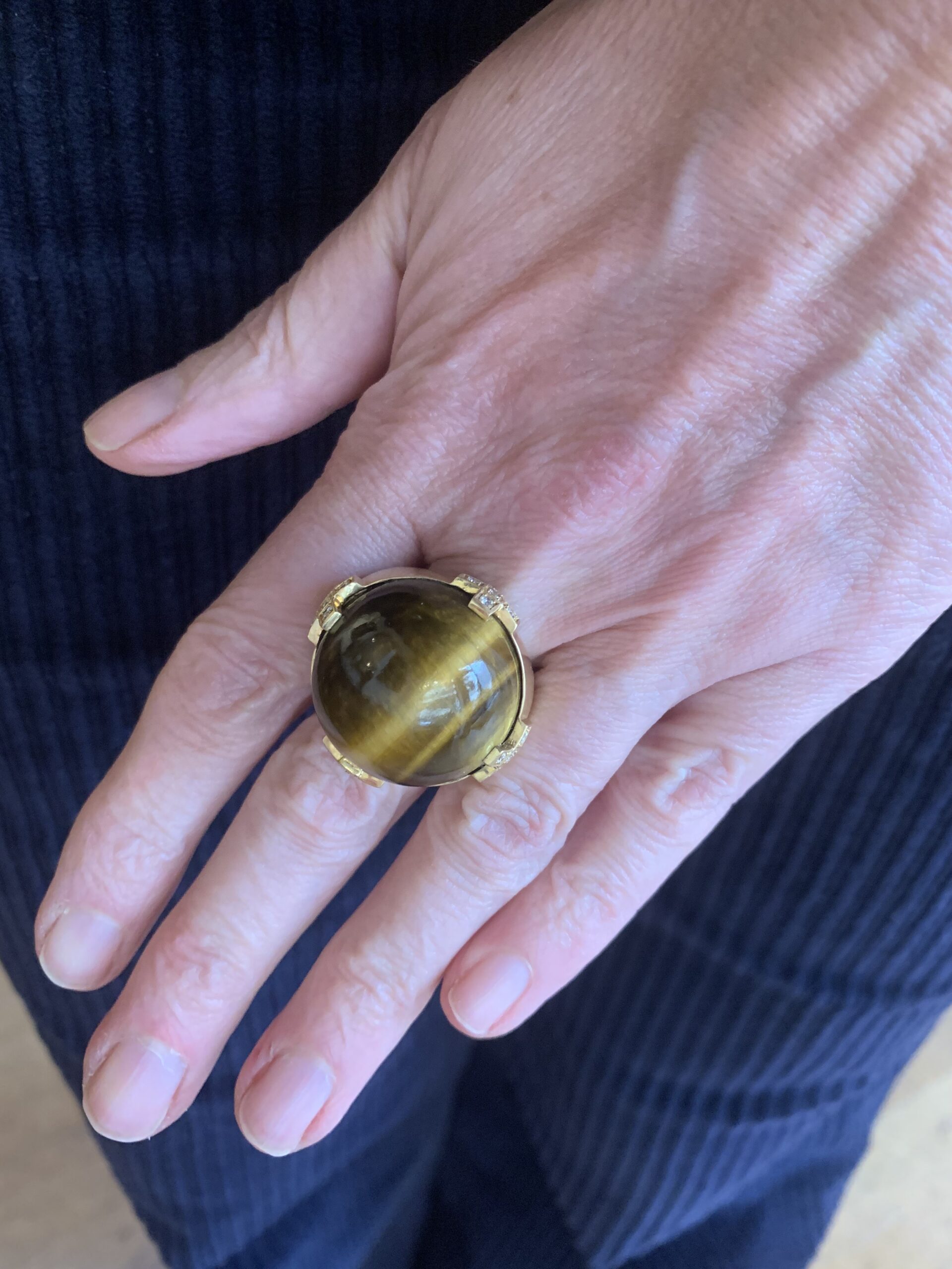 Bague Cocktail Cabochon Œil de Tigre 87 Carats Diamants Or Jaune 18 Carats – Image 5