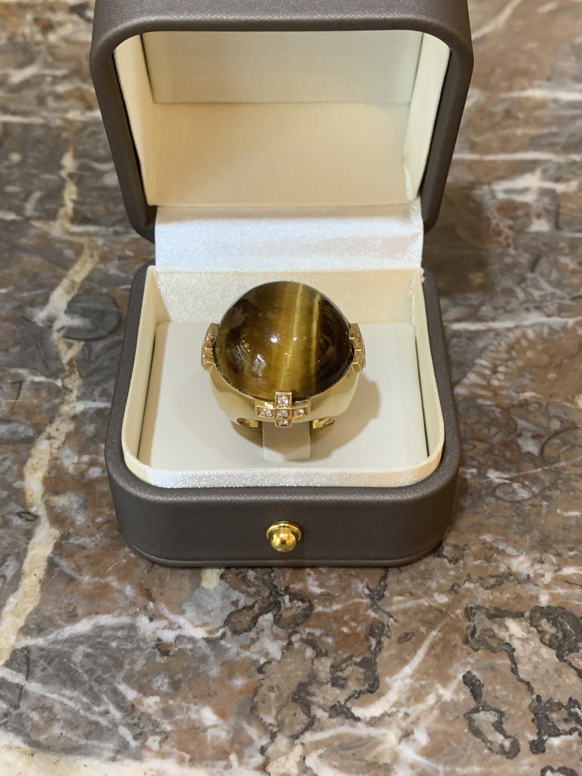 Bague Cocktail Cabochon Œil de Tigre 87 Carats Diamants Or Jaune 18 Carats – Image 6