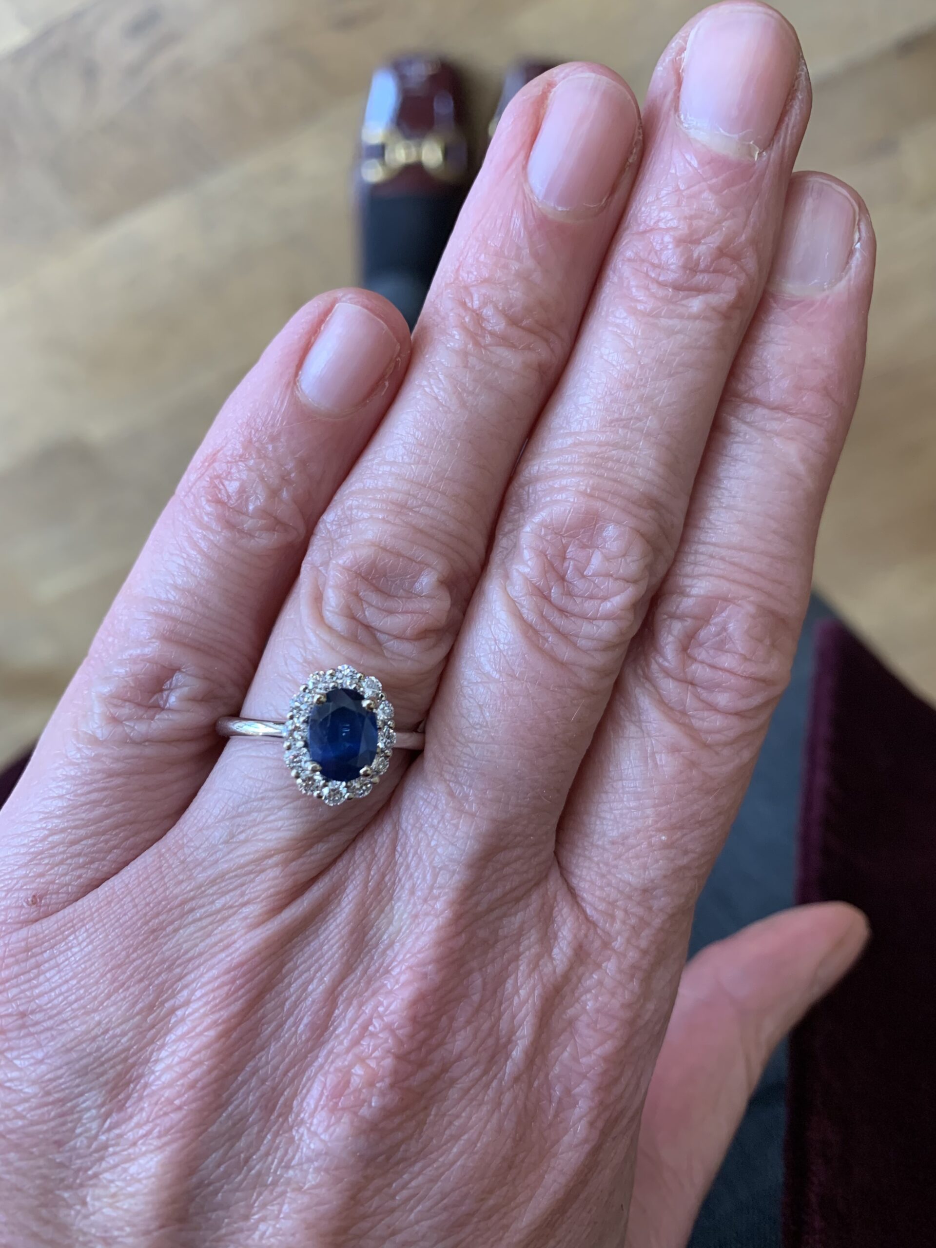 Bague Pompadour Saphir 1.50 Diamants Or Gris 18 Carats – Image 4