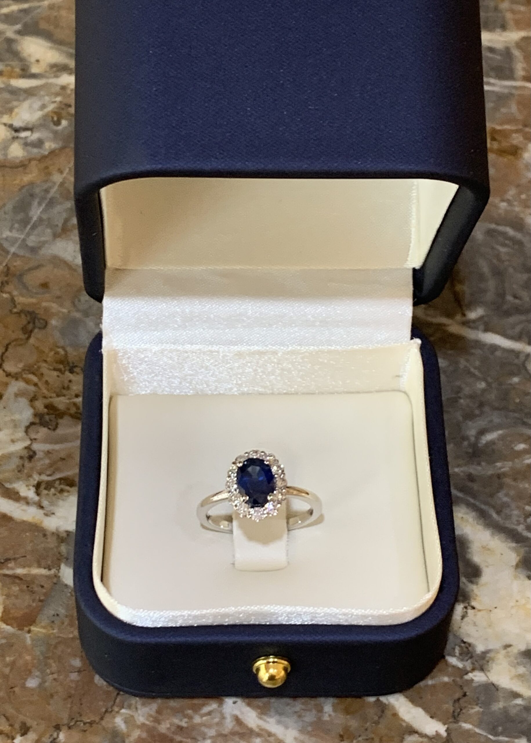 Bague Pompadour Saphir 1.50 Diamants Or Gris 18 Carats – Image 5