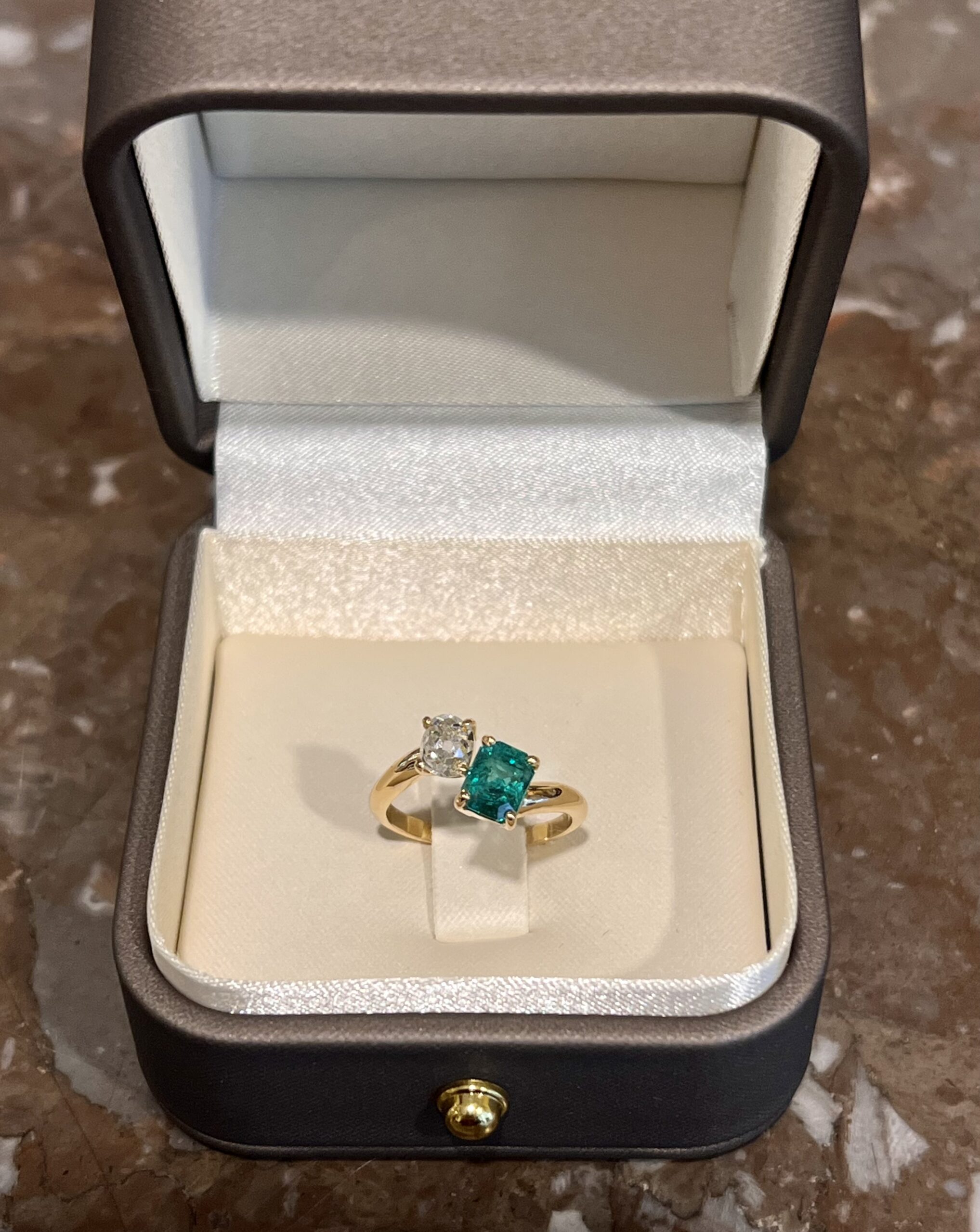 Bague Toi & Moi Emeraude 1 Carat Diamant 0.70 Carat Or Jaune 18 Carats (Certificat) – Image 5