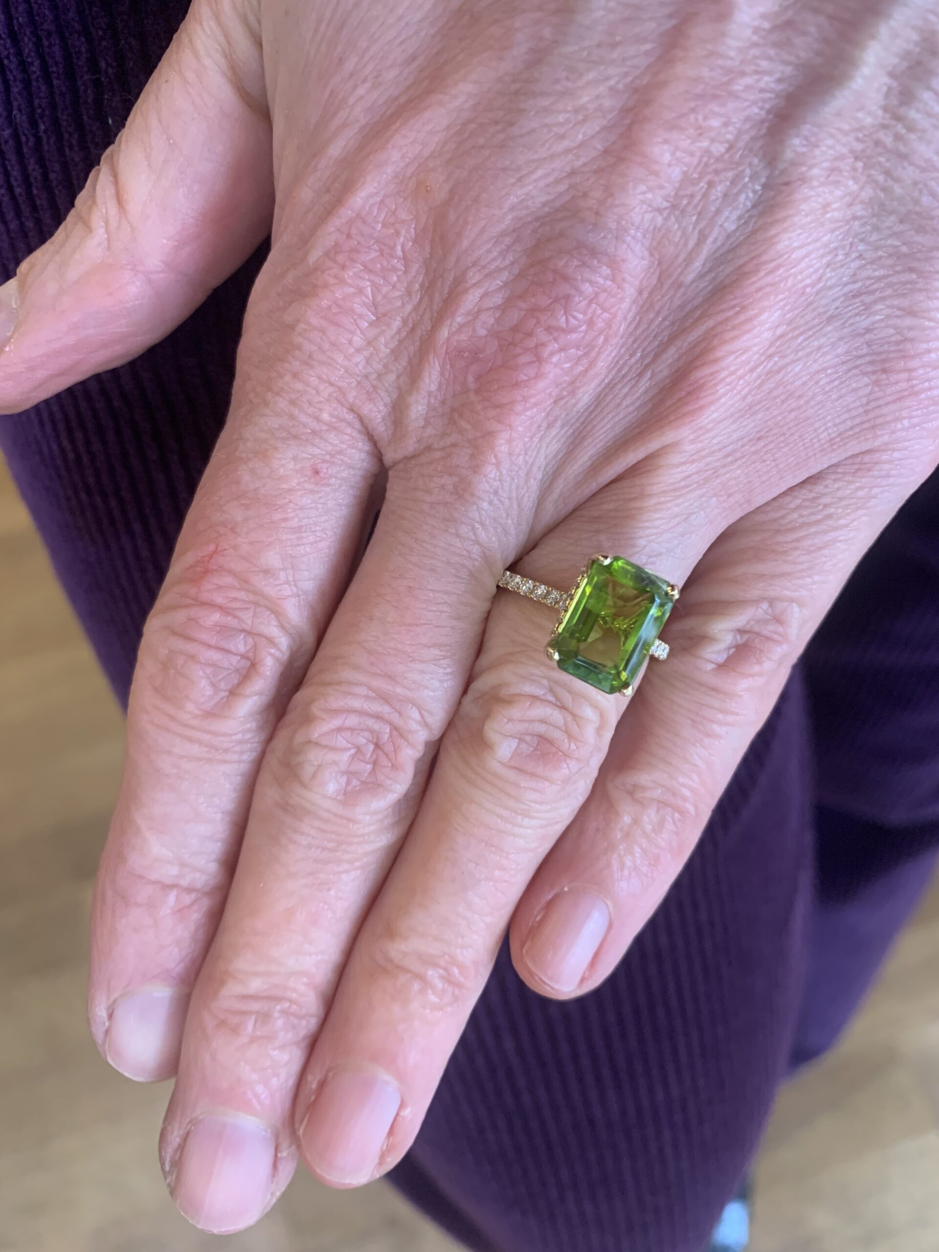 Bague Péridot 4.80 Carats Diamants Or Jaune 18 Carats – Image 3
