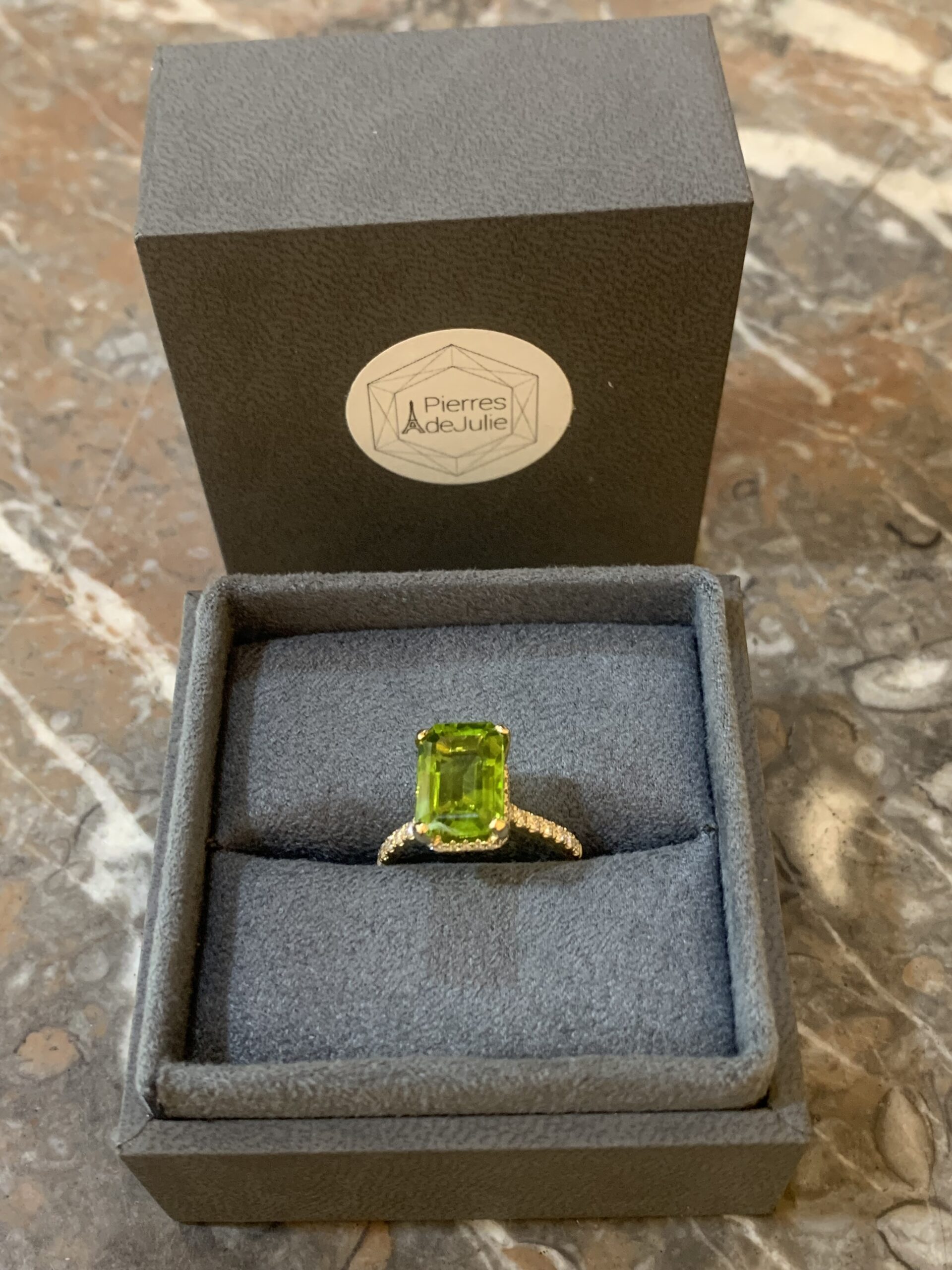 Bague Péridot 4.80 Carats Diamants Or Jaune 18 Carats – Image 4