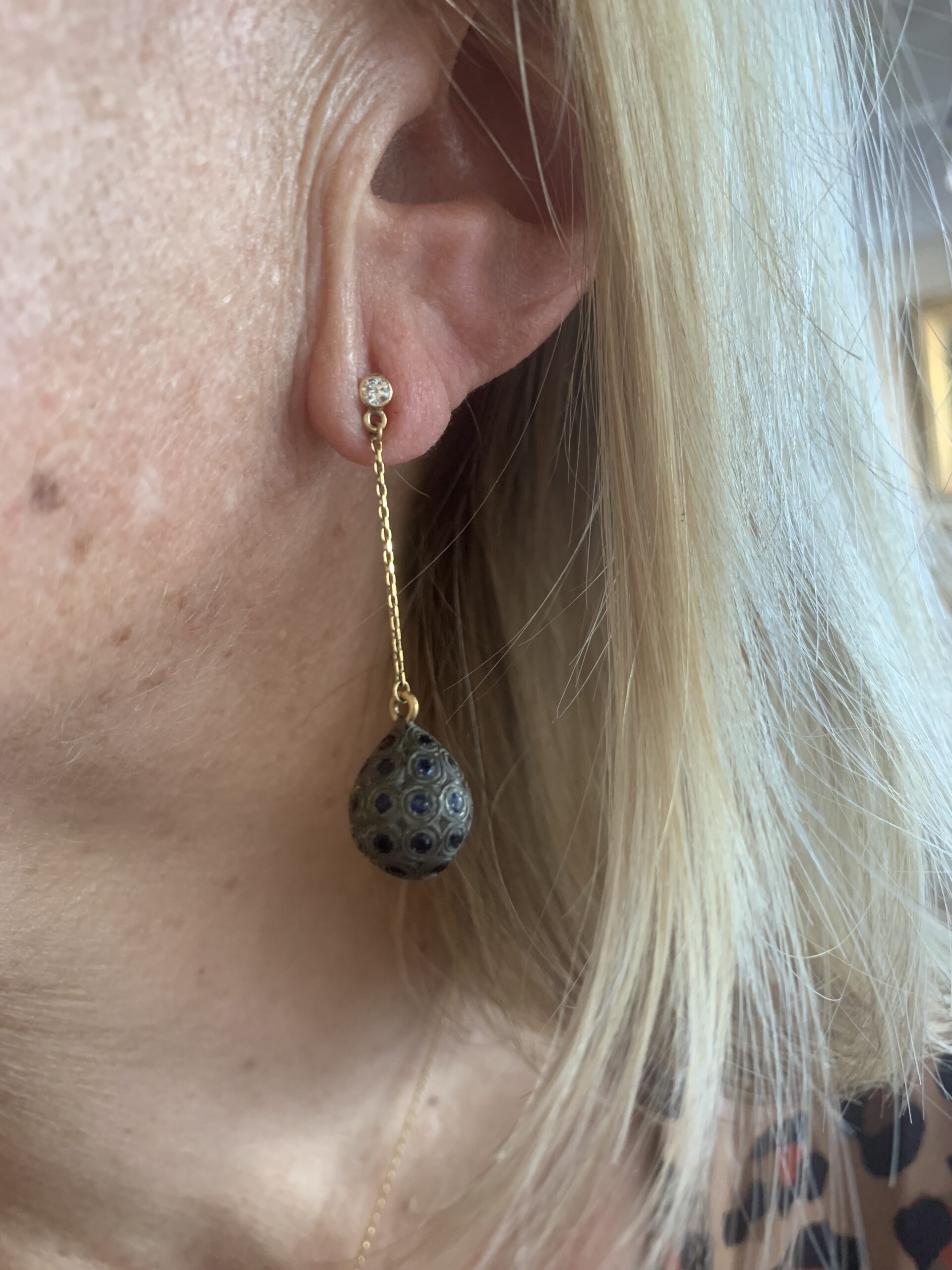 Boucles d’Oreilles Gouttes pavées Saphirs Diamants Or 18 Carats – Image 3