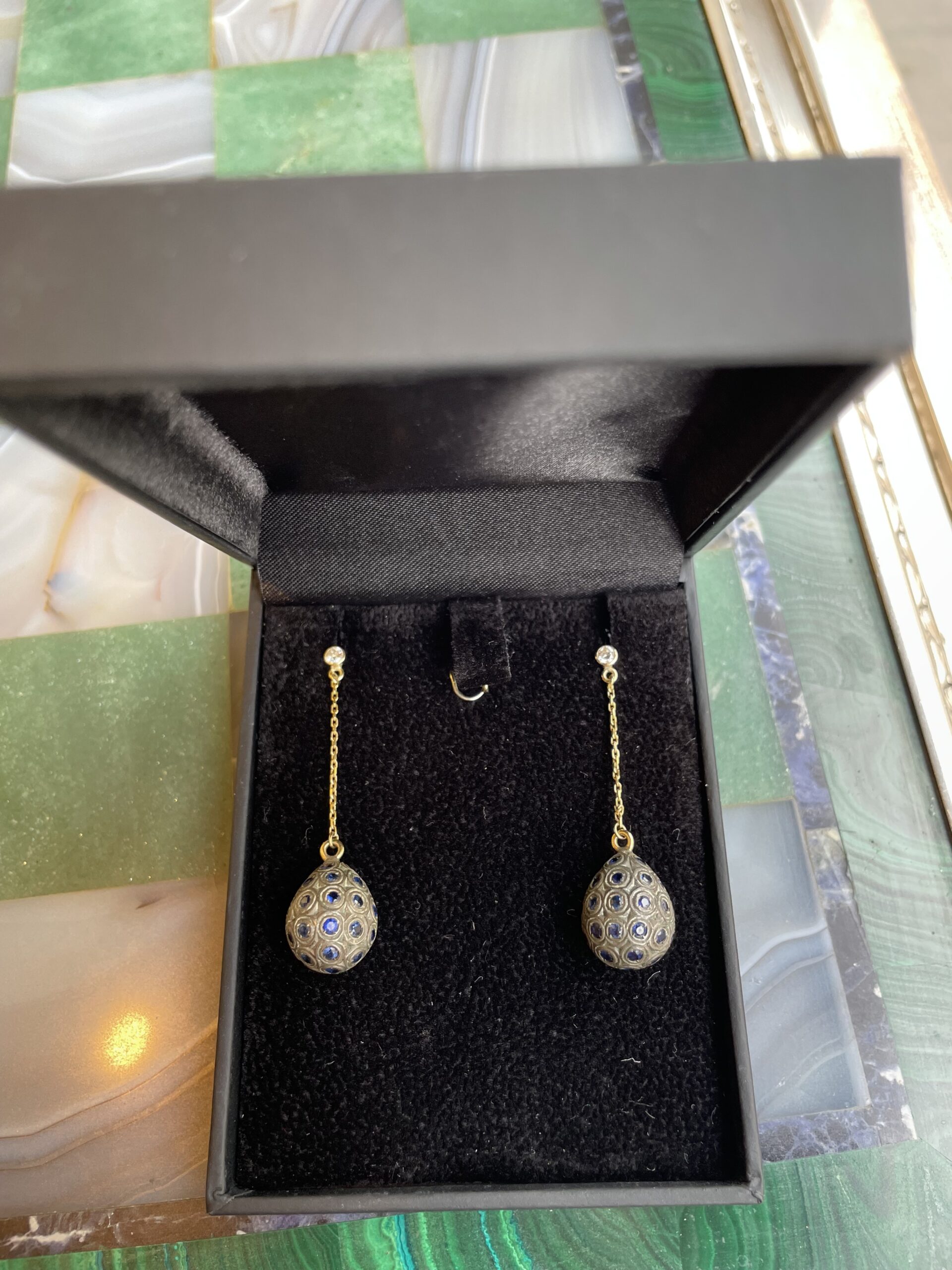 Boucles d’Oreilles Gouttes pavées Saphirs Diamants Or 18 Carats – Image 4